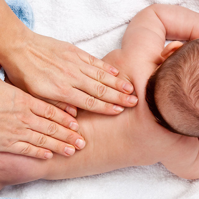 ¿Por qué es importante masajear a los bebés?