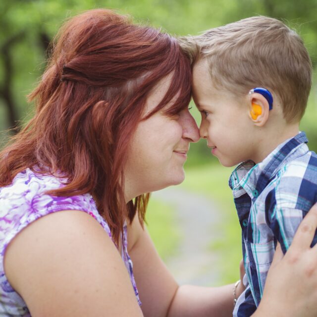 Niñas y niños con discapacidad auditiva